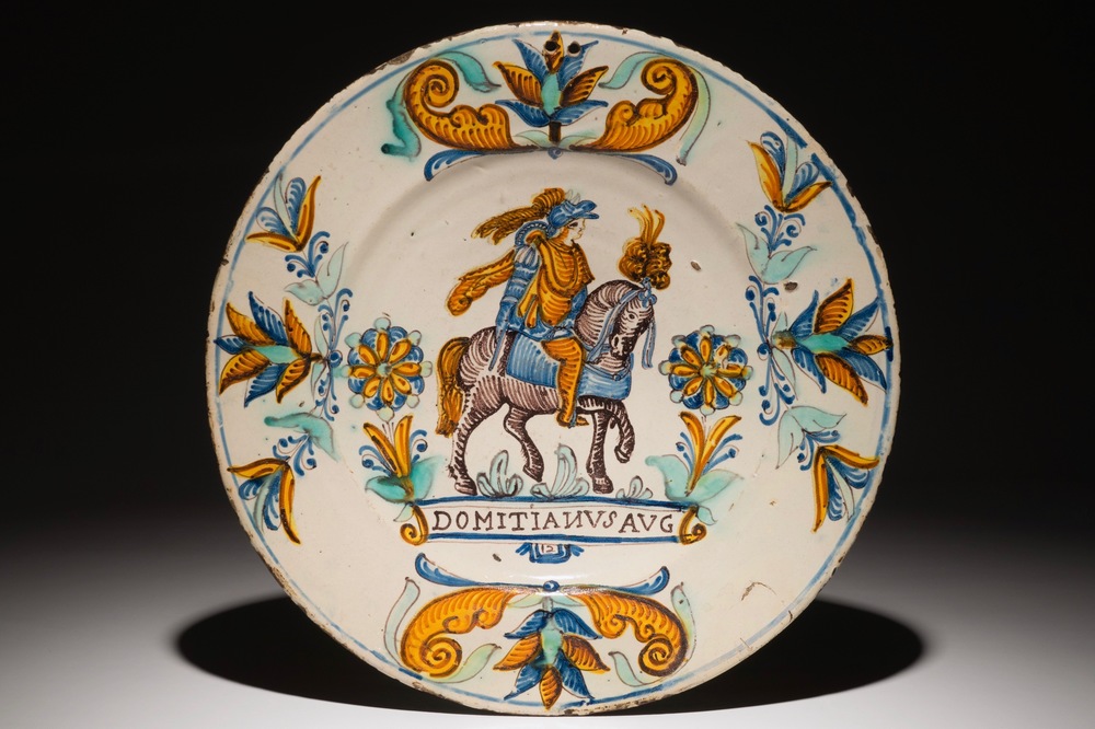 Een polychrome schotel met een Romeinse keizer te paard, mog. Spanje, Barcelona, 17/18e eeuw